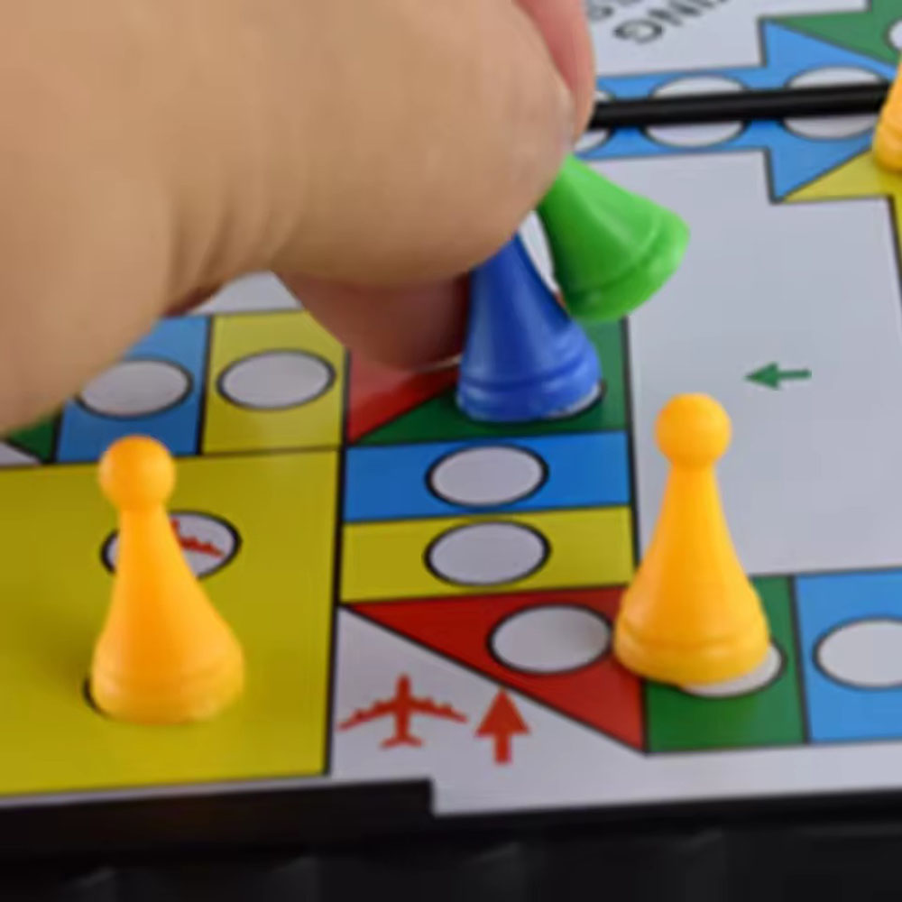 Foldable magnetic flying chess - огляд і ціна Board Game Quacks
